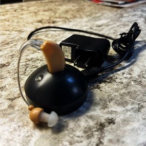 Amplifying hearing device